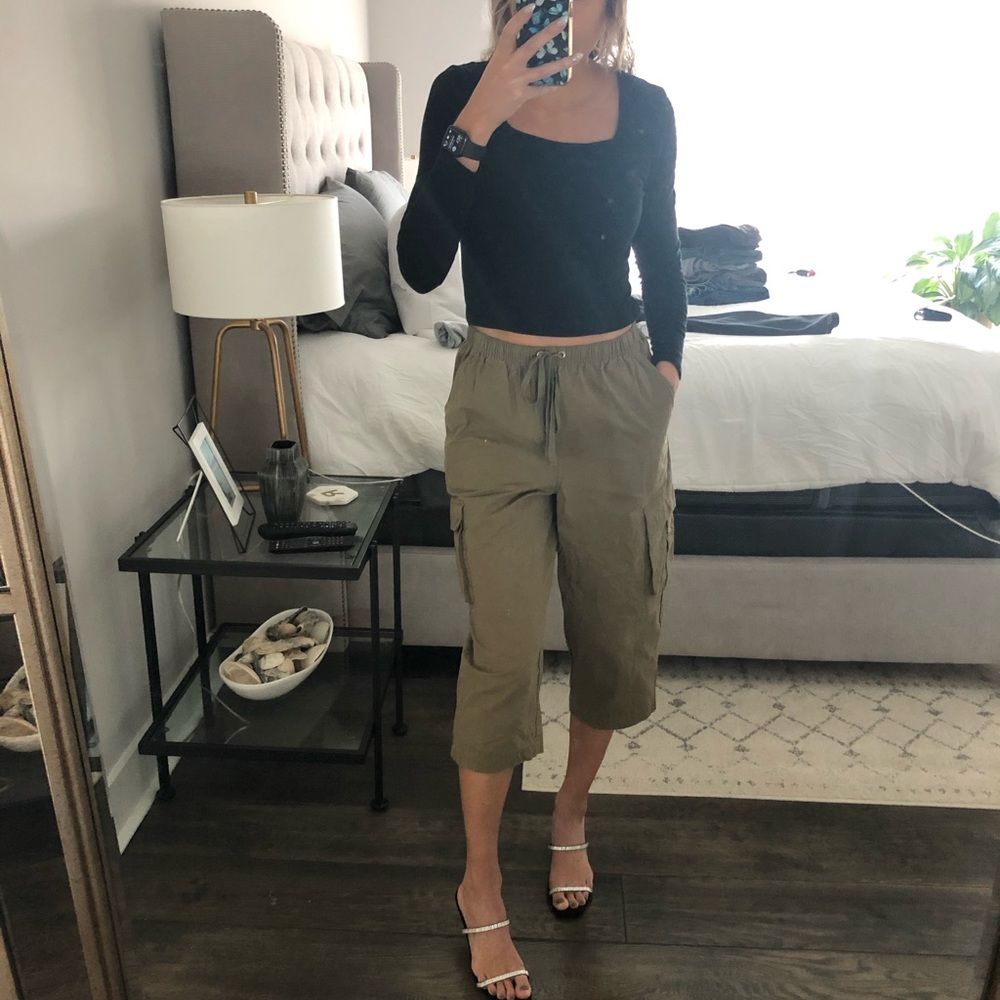 3 for $15 🎉 Vintage cropped cargo pants